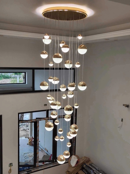 Bộ đèn chùm TH538, mâm inox gương vàng có viền led, gồm 41 quả led tích hợp 3 màu, size D100mm/D120mm/D150mm,  KT(mm): D720 x H3600